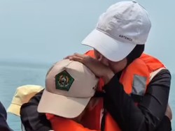 Haru! Viral Keluarga Tabur Bunga di Hari Ultah Jurnalis Hilang di Selat Sunda