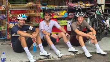 Viral! Rombongan Pebalap F1 Jajan di Warung, Netizen Salah Fokus