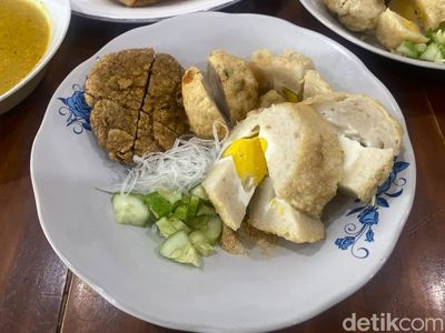 Ngemil Sore! Cicip Pempek Enak dan Celimpungan Legendaris di Kemayoran