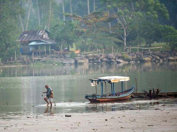 Pendangkalan Muara Batang Anai Ganggu Aktivitas Nelayan
