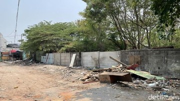 Pemkot Surabaya Tertibkan 7 Bangunan Liar di Sempadan Kali Satelit