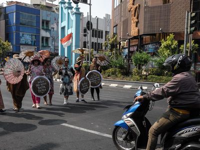 Lansia di Solo Rayakan Hari Batik Nasional dengan Penuh Gaya