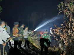 Polres Banyuasin dan Warga Padamkan Karhutla di Desa Gasing Banyuasin