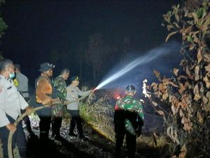 Polres Banyuasin dan Warga Padamkan Karhutla di Desa Gasing Banyuasin