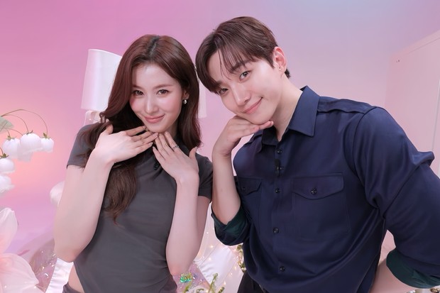 Terkenal menjadi bias wrecker di antara para penggemar, Sana mengundang Lee Jun Ho sebagai sesama idol dengan citra rubah dalam episode terbaru konten 'Sana's Fridge Interview'.