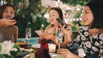 Restoran Mulai 'Musuhi' Ponsel, Pengunjung Dilarang Main HP!