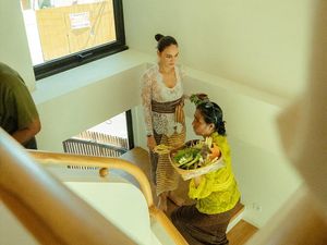 Luna Maya Gelar Melaspas di Rumah Baru Bali, Tampil Natural Tanpa Makeup