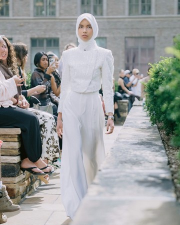 Pangling! Sabrina Chairunnisa Pakai Hijab di Runaway New York Fashion Week