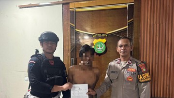 Brimob Polda Metro Tangkap Maling di Halte TJ Harapan Indah Bekasi