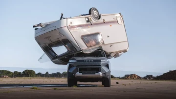 Dijatuhi Karavan 760 Kg, Toyota Hilux Listrik Masih Bisa Jalan