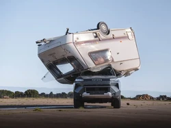Dijatuhi Karavan 760 Kg, Toyota Hilux Listrik Masih Bisa Jalan
