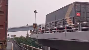 Truk Mogok di Flyover Tomang, Saat Mesin Nyala Harus Mundur ke Jalan Arteri