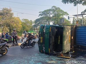Awas Macet! Trailer Muat Sawit Terguling di Exit Tol Gunungsari Surabaya
