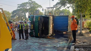 Jalan Gunungsari Sempat Tersendat Imbas Truk Trailer Terguling