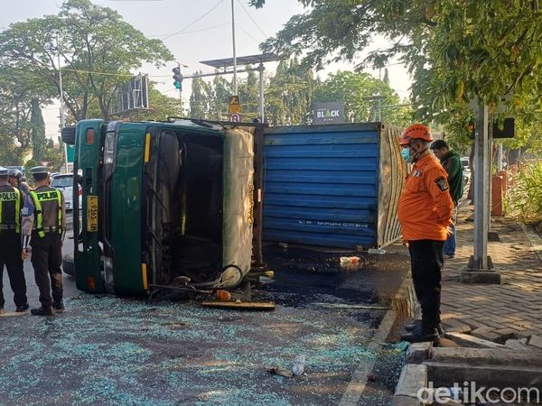 Jalan Gunungsari Sempat Tersendat Imbas Truk Trailer Terguling