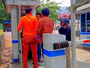 Viral Petugas Parkir RSUD Palabuhanratu Diludahi Pria Berbaju Oranye