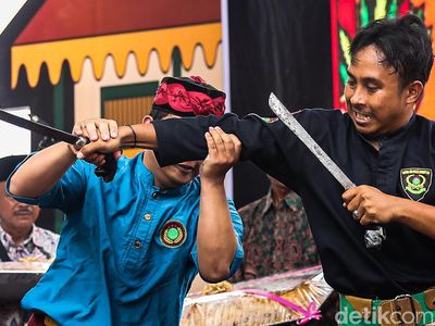 Atraksi Silat Betawi Ramaikan Festival Palang Pintu XVII