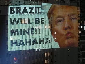 Video: Muka Trump Mejeng di Gedung Sao Paulo Jelang Pemilu Brasil