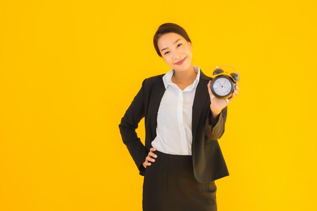 Dalam dunia kerja di Jepang, budaya tepat waktu berkaitan dengan profesionalisme, keandalan, efisiensi, dan kemampuan memenuhi tenggat waktu.