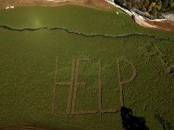 Video: Tulisan Raksasa HELP dan SOS Muncul di dasar Danau Swiss yang Mengering