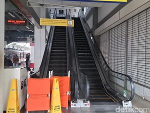 Video: 12 Penumpang Jadi Korban Eskalator Malfungsi di Stasiun Duri!