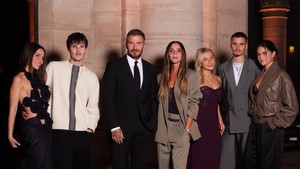 Potret Victoria Beckham Fashion Show di Paris, Didukung Suami dan 3 Anak
