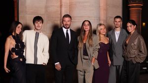 Potret Victoria Beckham Fashion Show di Paris, Didukung Suami dan 3 Anak