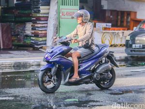 Air Selokan Meluap, Jalan Gajah Mada Tarakan Macet dan Berlubang