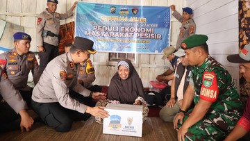 Kapolres Pelalawan Pimpin 'Jalur' Susur Sungai Bagikan Sembako ke Warga