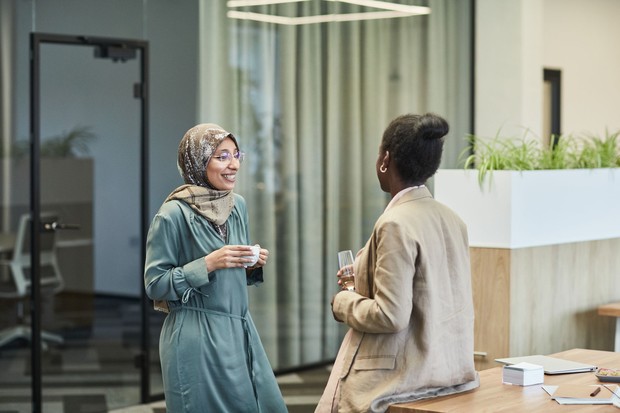 Ciri perempuan dengan circle kecil terlihat dari preferensinya terhadap hubungan yang mendalam, hangat, dan penuh kepercayaan dibandingkan sekadar memiliki banyak teman.