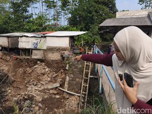 Pekerja Tertimbun Longsor Kirmir di Cisaranten Bandung