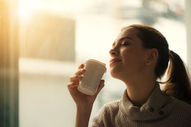 Ciri perempuan yang nyaman dengan circle kecil adalah mampu menikmati suasana hening tanpa selalu merasa harus mencari teman atau aktivitas sosial untuk mengisi waktu.