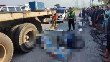 Gagal Salip Truk, Pemotor 19 tahun Tewas Terlindas di Porong Sidoarjo