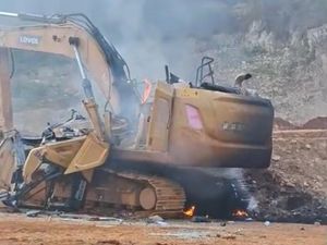 Detik-detik Mobil dan Ekskavator Dibakar Saat Ricuh di PT Askon