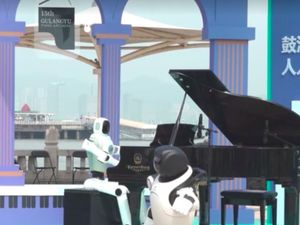 Video: Canggih! Robot Humanoid Main Piano di Festival Musik China