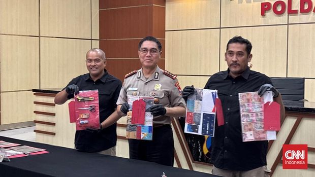 Direktorat Reserse Kriminal Umum (Ditreskrimum) Polda Jawa Timur meringkus lima anggota sindikat pencurian bermodus ganjal mesin anjungan tunai mandiri (ATM). Kelompok yang beranggotakan para residivis ini tercatat telah melancarkan aksinya di lebih dari 50 lokasi yang tersebar di Jawa Timur, Jawa Tengah, hingga Jawa Barat.Kelima pelaku yang ditangkap memiliki peran masing-masing. Mereka adalah DD (42) warga Cilegon sebagai eksekutor, MW (45) warga Lampung yang bertugas mengalihkan perhatian, serta AS (42) warga Bandung yang mengintip PIN korban. Dua tersangka lainnya adalah ADS (35) warga Sumedang dan YA alias AN (45) asal Lampung yang bertindak sebagai sopir.