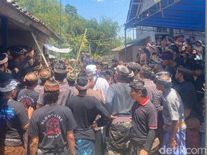 Isak Tangis Iringi Pemandian Jenazah Sopir Truk Dibakar Bos di Karangasem