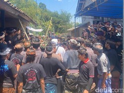 Isak Tangis Iringi Pemandian Jenazah Sopir Truk Dibakar Bos di Karangasem