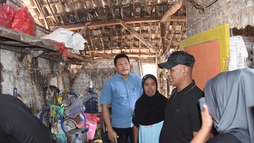 Subandi Serahkan 4 Kursi Roda-Benahi 2 Rumah Saat Blusukan ke Jabon
