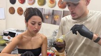 Sweet! Justin Hubner Bantu Jennifer Bikin Kue saat ke Chewy's