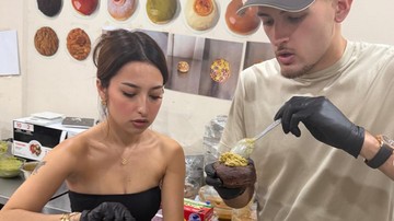 Sweet! Justin Hubner Bantu Jennifer Bikin Kue saat ke Chewy's