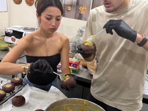 Sweet! Justin Hubner Bantu Jennifer Bikin Kue saat ke Chewys
