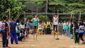 Aksi Pelajar Jakarta Adu Ketangkasan dalam Kompetisi Olahraga Tradisional