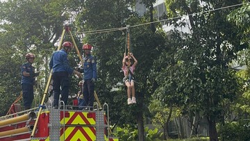 Damkar Adakan Flying Fox Gratis di CFD Rasuna Said, Warga Antusias Jajal