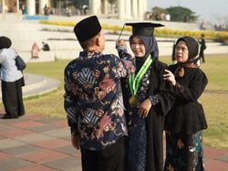 Kuliah Sambil Kerja, Dini Anak Penjahit Jadi Wisudawan Terbaik Unesa dengan IPK 3,87