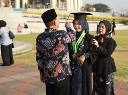 Kuliah Sambil Kerja, Dini Anak Penjahit Jadi Wisudawan Terbaik Unesa dengan IPK 3,87