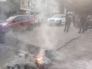 2 Kendaraan Geng Motor di Makassar Dibakar Usai Diadang Warga