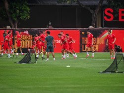 Pesepak bola Timnas Indonesia mengikuti latihan untuk mempersiapkan diri menghadapi Timnas Thailand pada final FIFA ASEAN Cup 2026. ANTARA FOTO/Rivan Awal Lingga