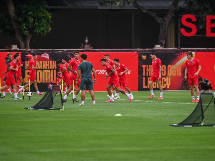 Sejumlah pesepak bola Timnas Indonesia mengikuti sesi latihan di Stadion PTIK, Jakarta, Minggu (4/10/2026). Latihan tersebut sebagai ajang persiapan melawan Timnas Thailand pada final FIFA ASEAN Cup 2026, Senin (5/10/2026). ANTARA FOTO/Rivan Awal Lingga/wsj.