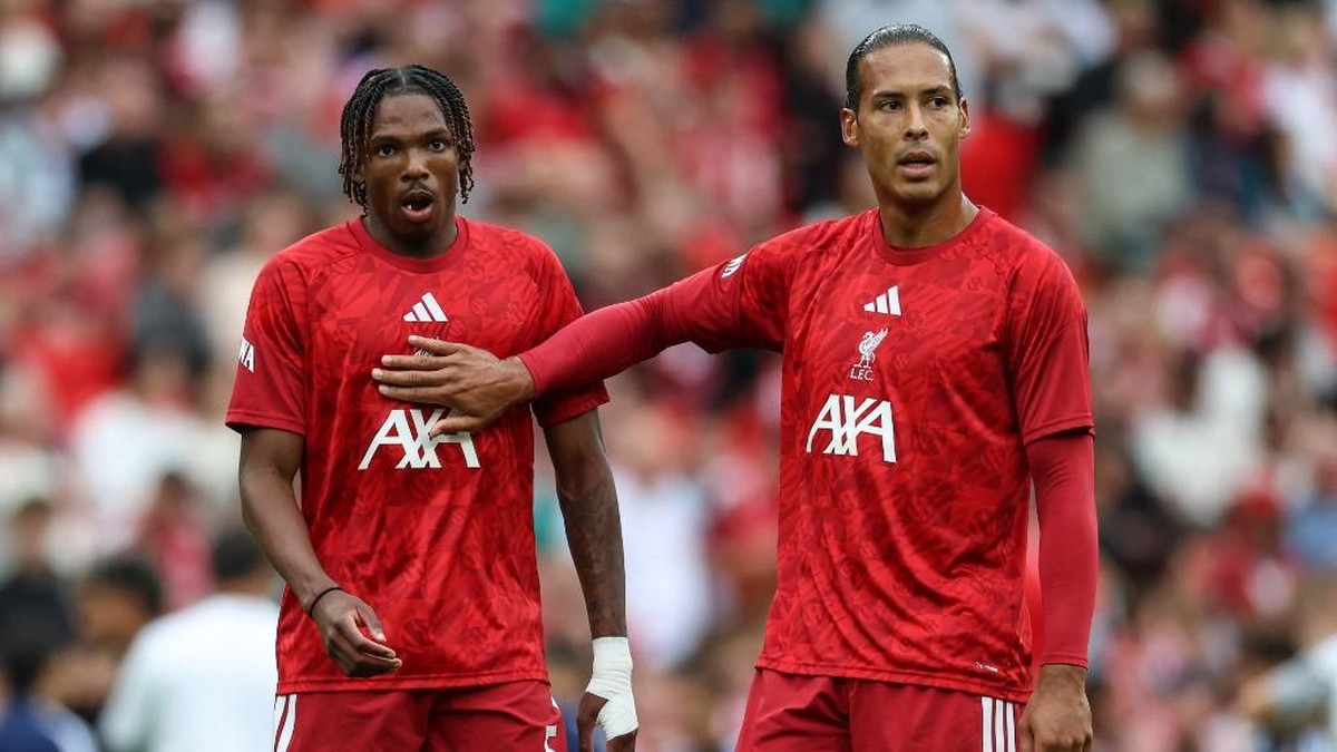 Jeremy Jacquet senang bisa dibantu Virgil van Dijk. (Foto: AFP/DARREN STAPLES)